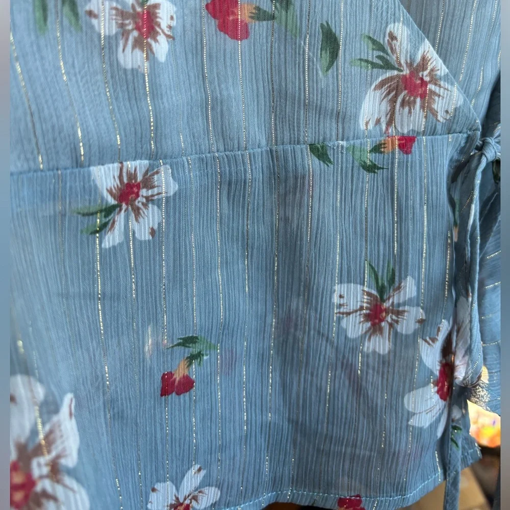 🚨4X$25🚨 Lulu's Blue Floral Wrap Top - Picture 6 of 10